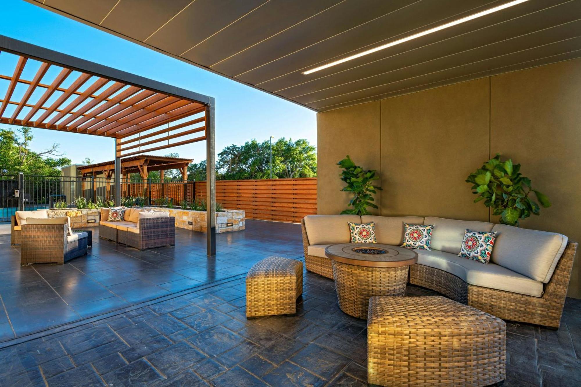 Courtyard By Marriott Austin Dripping Springs Hotel Exterior photo